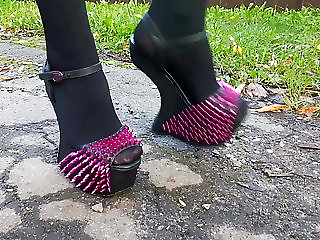 free video gallery lady-l-walking-with-exotic-extreme-high-heels-lady